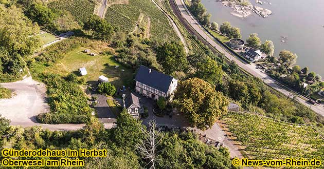 Rhein Weinprobe im Weinberg am Gnderodehaus bei Oberwesel bei einer Weinwanderung